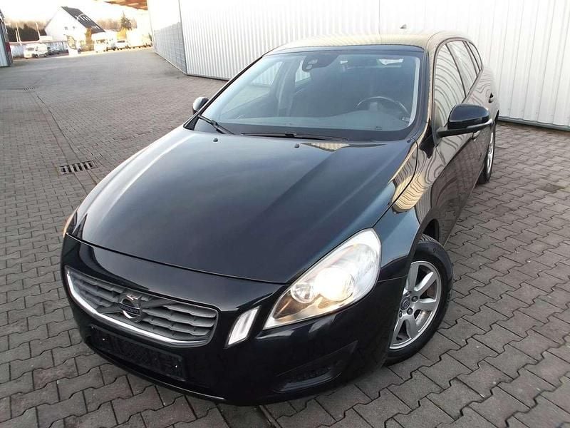Schwarzmetallic. Gebraucht 2012 Volvo V60 Momentum Kombi | 4.500 € (Guter Preis) - Bild 1/4