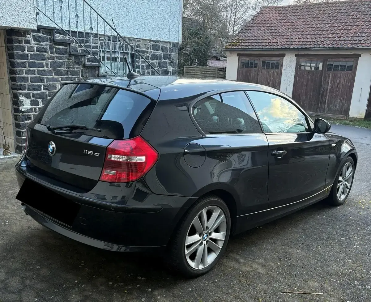 Gebraucht BMW 118 143 PS (105 kW) 2010 Schwarz Kleinwagen