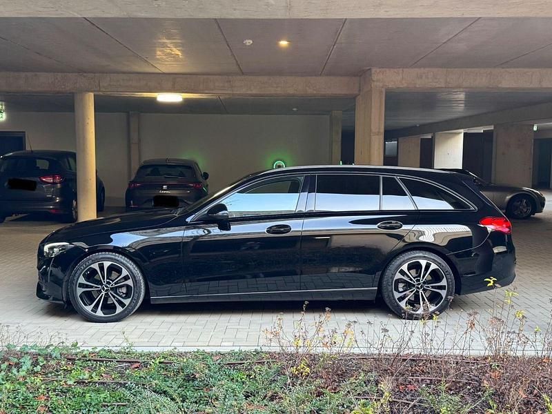 Schwarz Gebraucht 2022 Mercedes C180 Kombi | 27.390 € (Fairer Preis) - Bild 1/4
