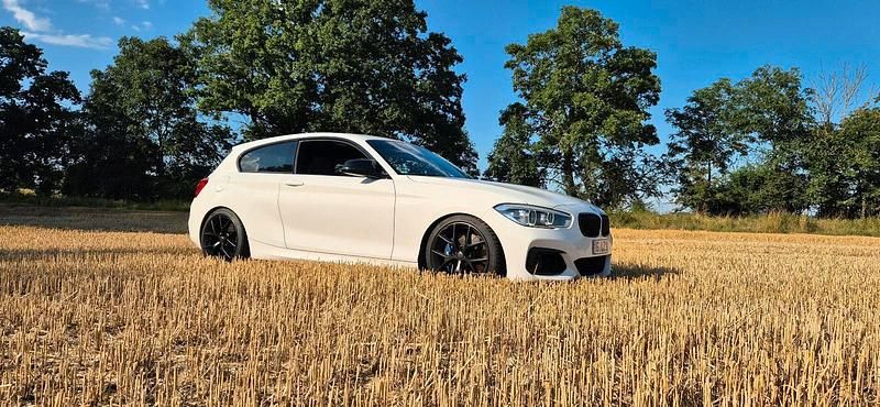 Weiß Gebraucht 2015 BMW 120 M Sport Kleinwagen | 13.990 € (Teuer) - Bild 1/4