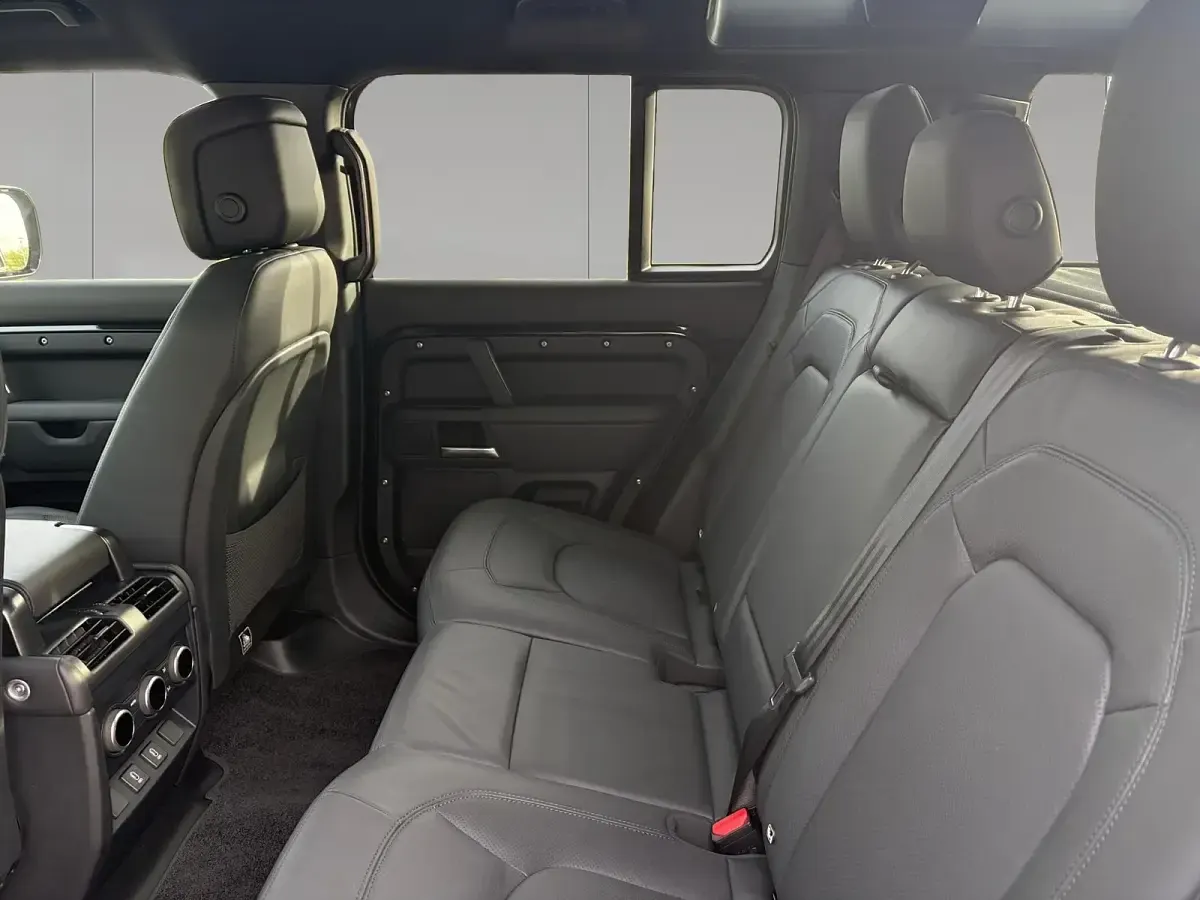 Gebraucht Land Rover Defender 435 PS (319 kW) 2026 Santorini black SUV