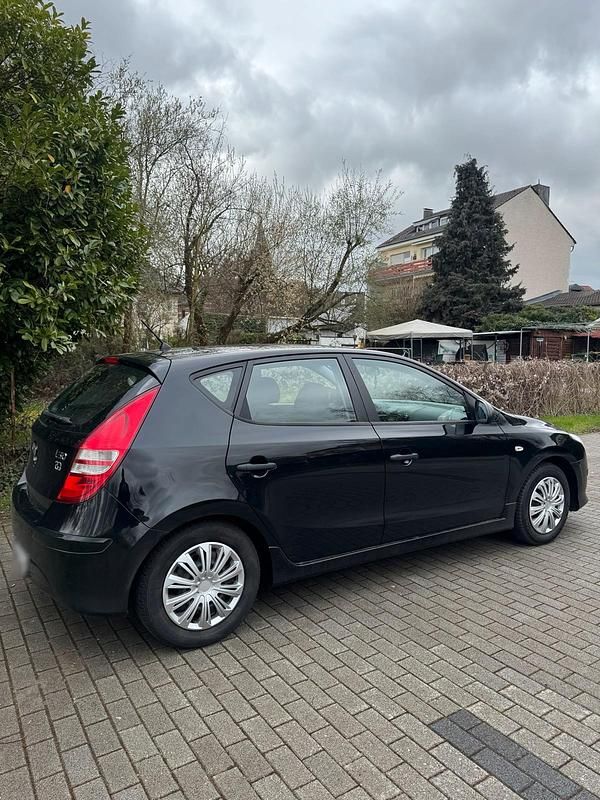 Gebraucht Hyundai i30 109 PS (80 kW) 2012 Schwarz Limousine