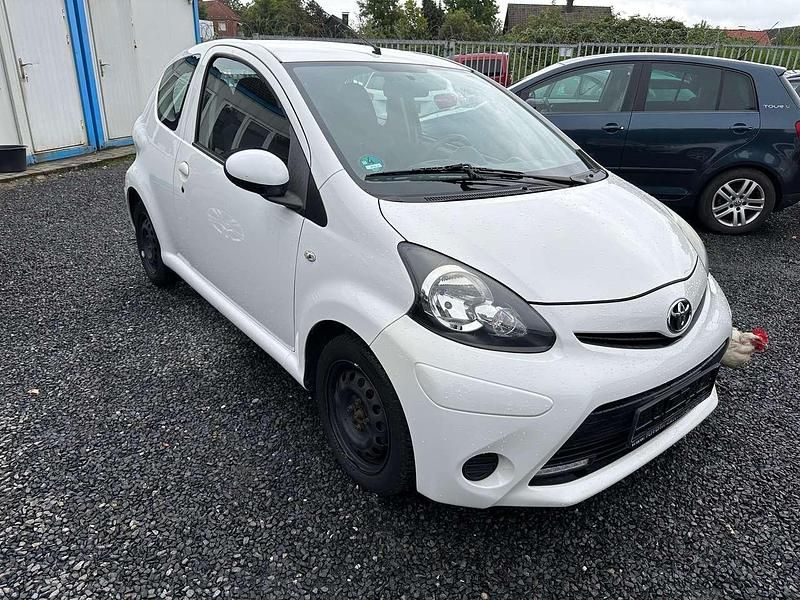 Cool white Gebraucht 2013 Toyota Aygo Cool Kleinwagen | 2.950 € (Guter Preis) - Bild 1/4