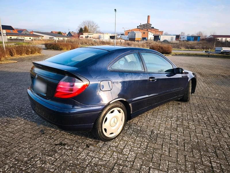 Gebraucht Mercedes C180 129 PS (94 kW) 2001 Blau Coupé