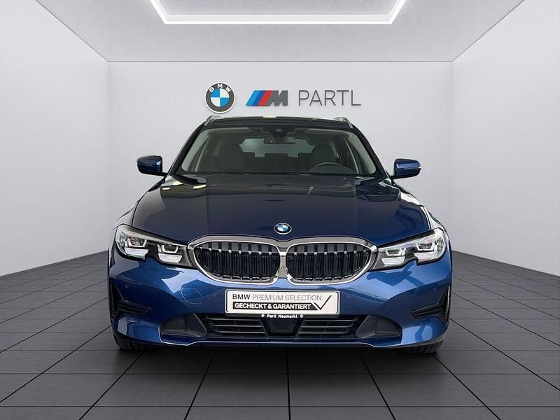 Gebraucht BMW 330e Sport Line 292 PS (214 kW) 2021 Phytonicblau metallic Kombi