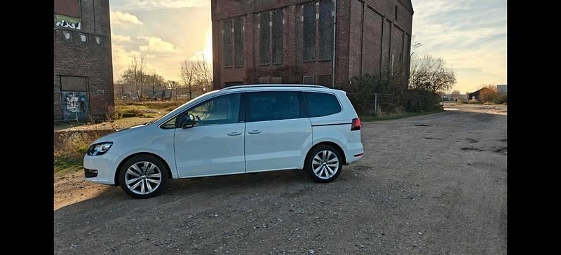Weiß Gebraucht 2021 VW Sharan United Van / Kleinbus | 29.999 € (Fairer Preis) - Bild 1/4