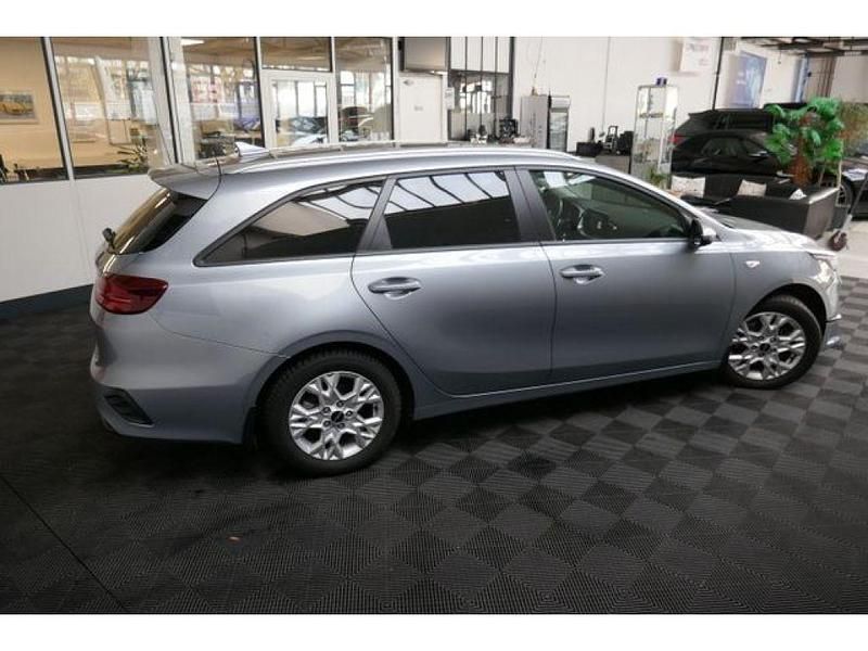 Gebraucht Kia Ceed 160 PS (117 kW) 2023 Lunar silver m (metallic) Kleinwagen