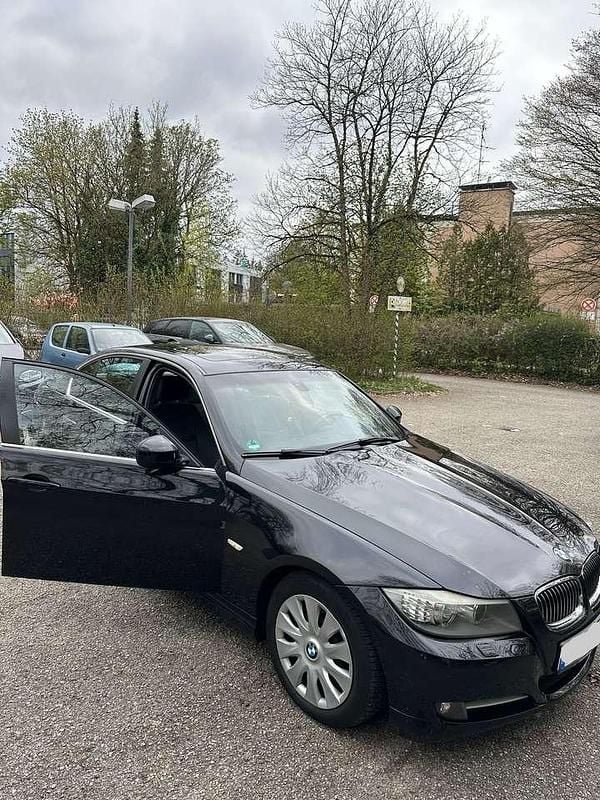 Gebraucht BMW 320 184 PS (135 kW) 2011 Schwarz Limousine