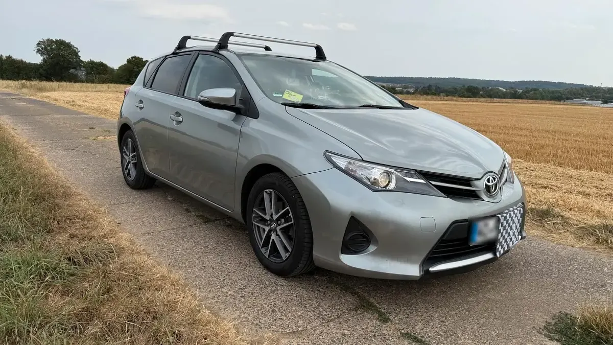 Gebraucht Toyota Auris 90 PS (66 kW) 2012 Grau Kleinwagen