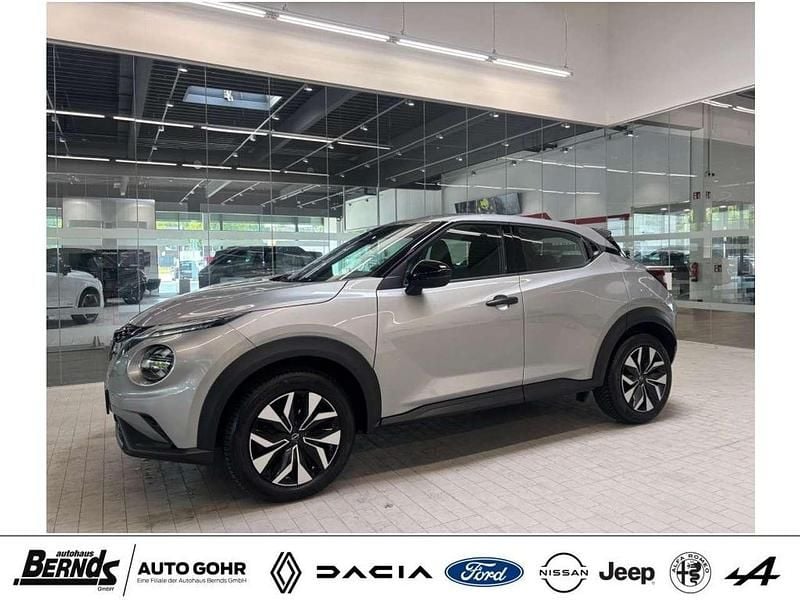 Silver metallic (ky0g) Gebraucht 2024 Nissan Juke Acenta SUV | 22.470 € (Fairer Preis) - Bild 1/4