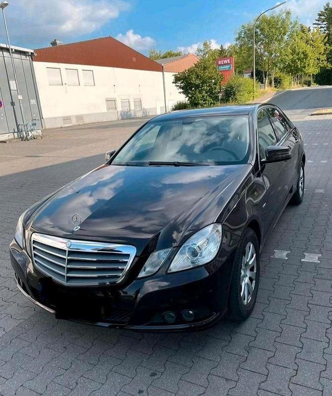 Braun Gebraucht 2009 Mercedes E220 Limousine | 8.000 € (Superpreis) - Bild 1/4