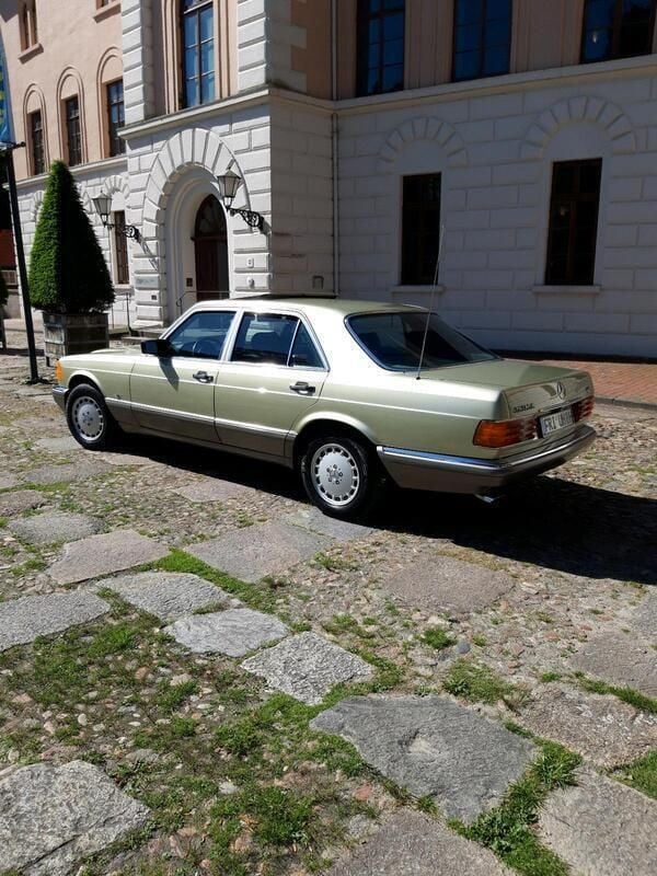 Grün Gebraucht 1985 Mercedes E420 Limousine | 19.500 € - Bild 1/4