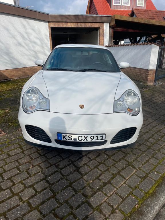 Weiß Gebraucht 2002 Porsche 911 Carrera 4S Coupé | 49.990 € (Fairer Preis) - Bild 1/4