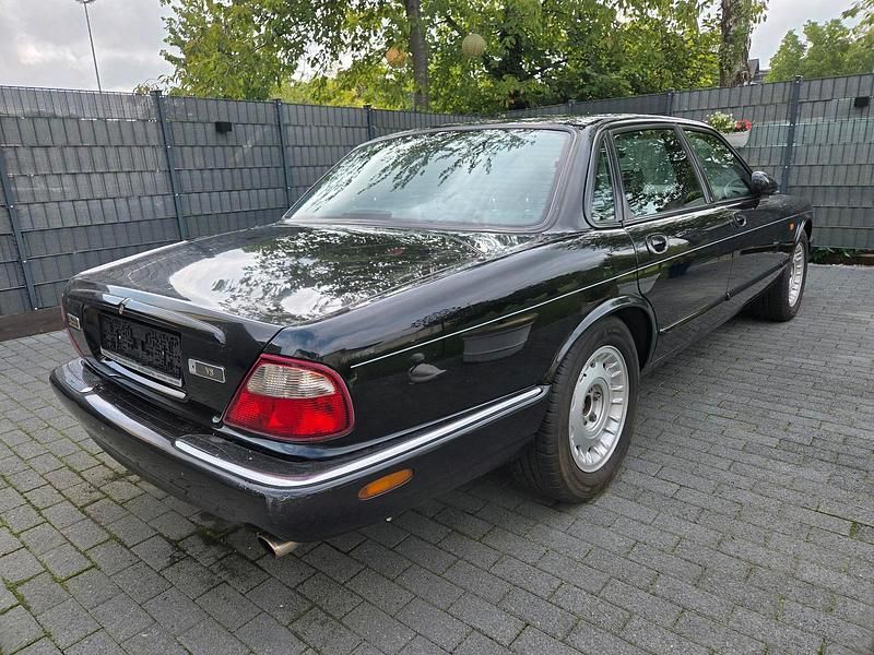 Schwarz Gebraucht 1998 Jaguar XJ8 Limousine | 5.555 € - Bild 1/4