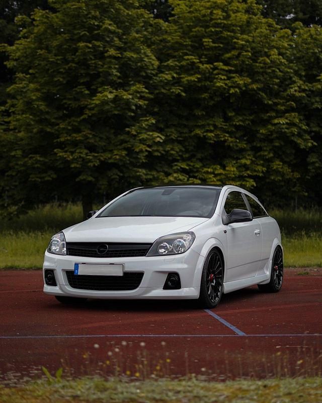 Weiß Gebraucht 2010 Opel Astra GTC Coupé | 3.950 € (Fairer Preis) - Bild 1/4