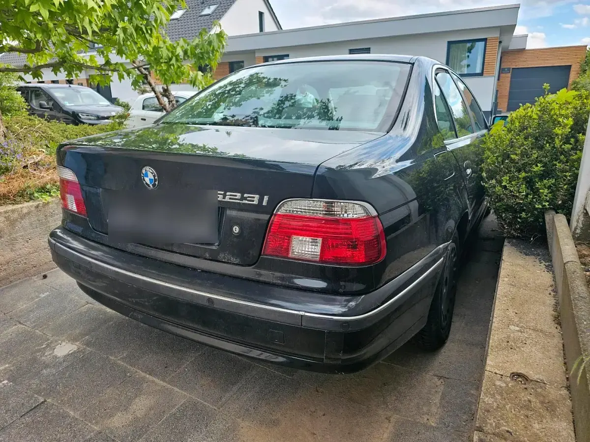 Gebraucht BMW 523 170 PS (125 kW) 1999 Schwarz Limousine
