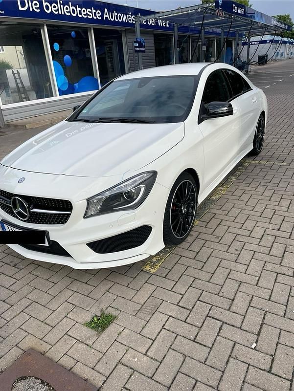 Weiß Gebraucht 2015 Mercedes CLA200 AMG line Limousine | 16.800 € - Bild 1/4