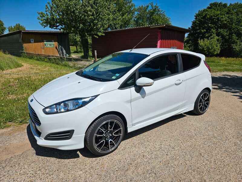 Weiß Gebraucht 2014 Ford Fiesta SYNC Edition Kleinwagen | 6.100 € (Fairer Preis) - Bild 1/4