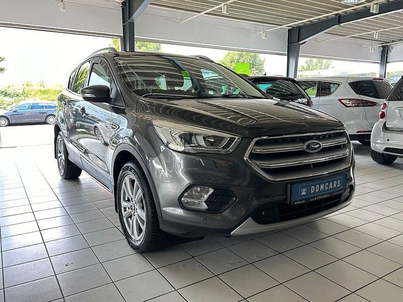 Gebraucht Ford Kuga Titanium 150 PS (110 kW) 2018 Grau SUV