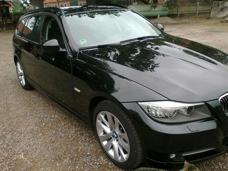 Gebraucht BMW 320 184 PS (135 kW) 2010 Schwarz Kombi