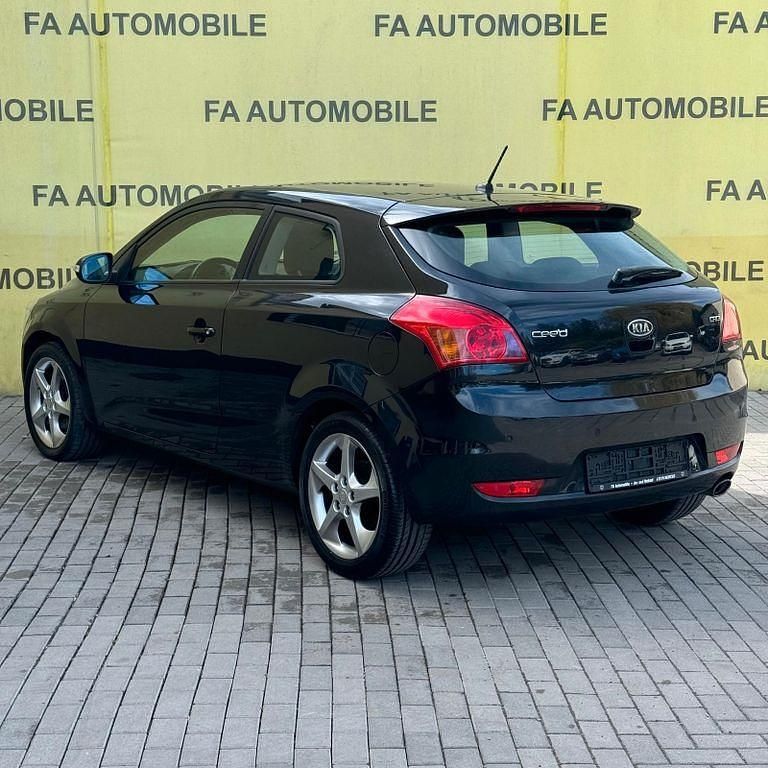 Second-hand Kia ProCeed 116 CP (85 kW) 2008 Negru Hatchback