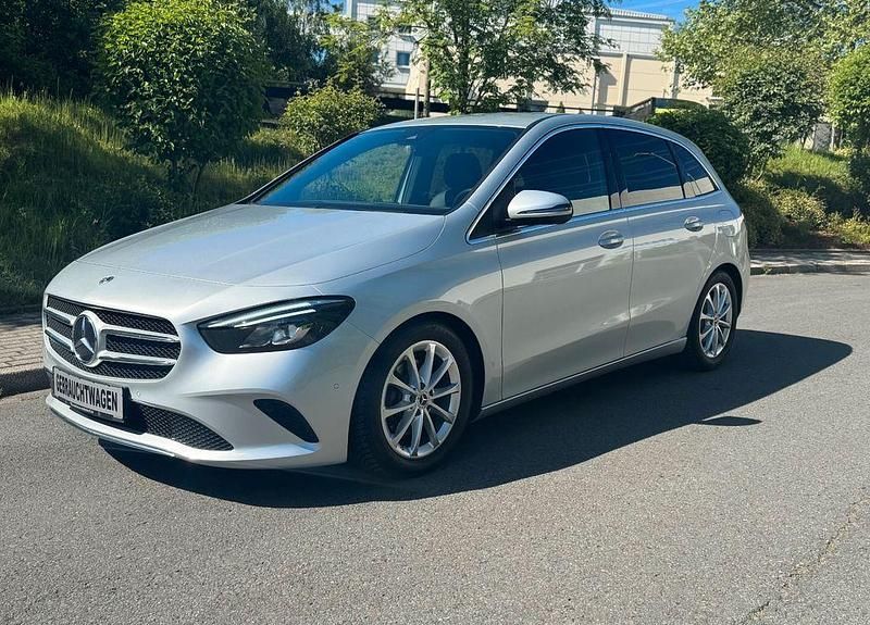 Silber Gebraucht 2021 Mercedes B200 Van / Kleinbus | 24.999 € (Fairer Preis) - Bild 1/4