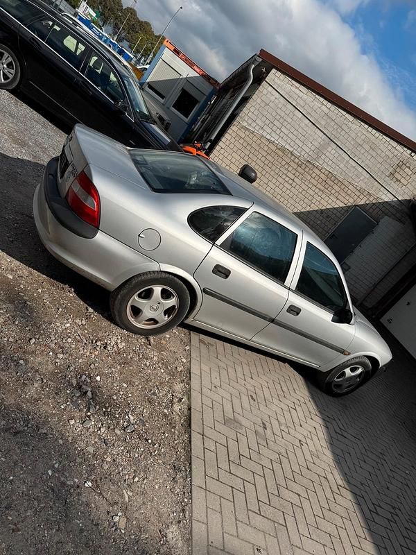 Silber Gebraucht 1998 Opel Vectra Limousine | 1.500 € (Etwas zu teuer) - Bild 1/4