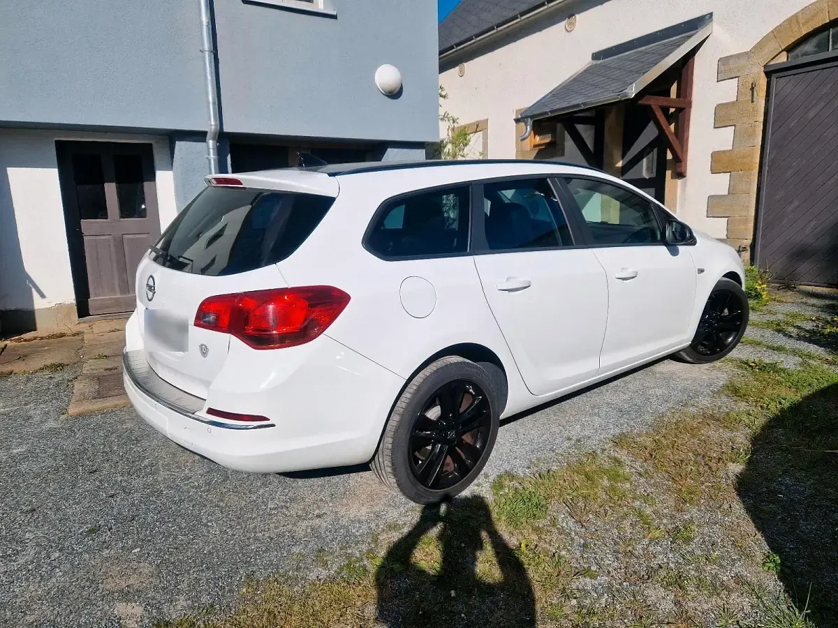Gebraucht Opel Astra Edition 180 PS (132 kW) 2014 Weiß Kombi