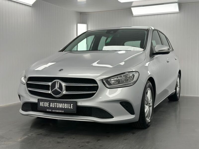 Silber Gebraucht 2020 Mercedes B180 Van / Kleinbus | 19.900 € (Fairer Preis) - Bild 1/4