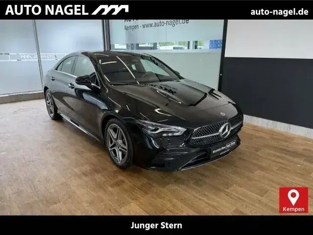 Kosmosschwarz Gebraucht 2024 Mercedes CLA180 AMG Limousine | 37.386 € (Fairer Preis) - Bild 1/4
