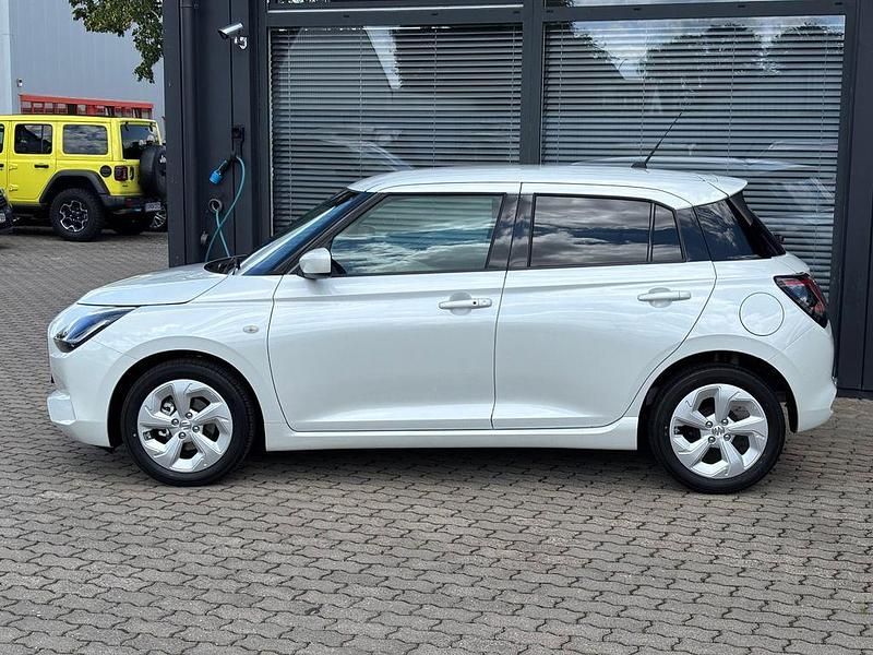 Neu Suzuki Swift Comfort 83 PS (61 kW) 2025 Weiß Kleinwagen