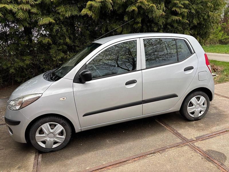 Gebraucht Hyundai i10 78 PS (57 kW) 2009 Silber Kleinwagen
