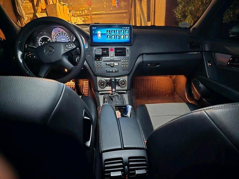 Braun Gebraucht 2010 Mercedes 220 Limousine | 8.222 € - Bild 1/4