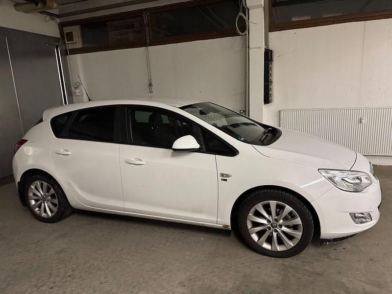 Gebraucht Opel Astra Edition 116 PS (85 kW) 2012 Weiß Limousine