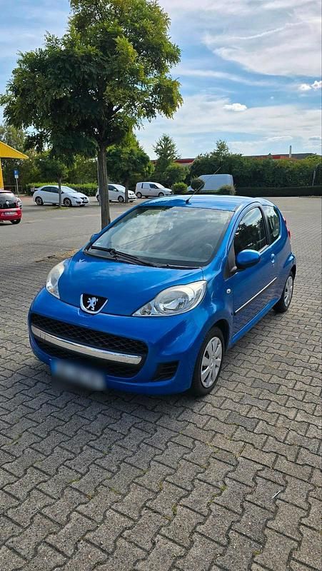 Blau Gebraucht 2011 Peugeot 107 Kleinwagen | 3.800 € (Etwas zu teuer) - Bild 1/4