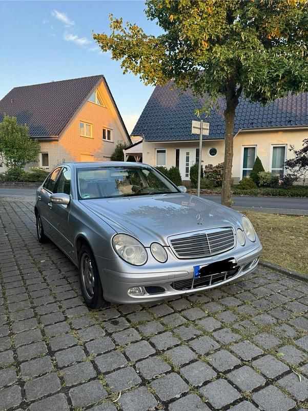Silber Gebraucht 2002 Mercedes E220 Limousine | 2.300 € (Superpreis) - Bild 1/4
