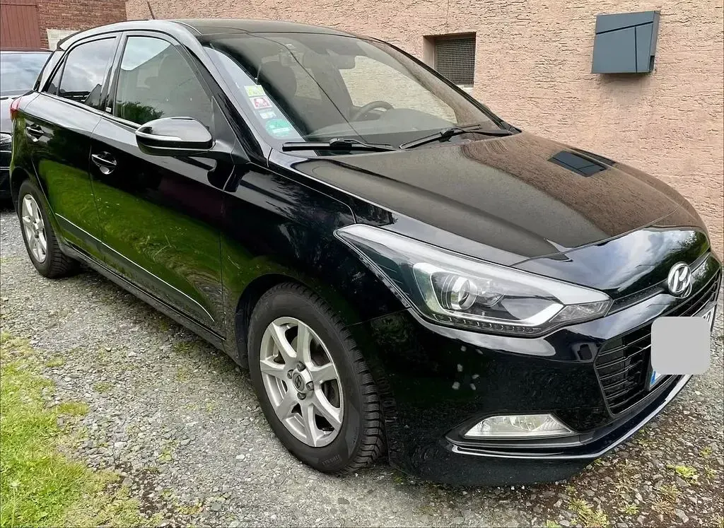 Gebraucht Hyundai i20 Passion 101 PS (74 kW) 2016 Schwarz Limousine