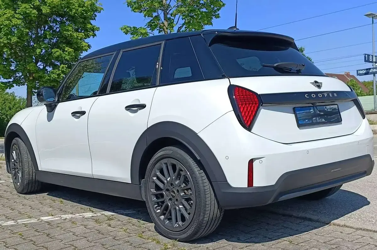 Gebraucht Mini Cooper Classic 156 PS (114 kW) 2024 Weiß Kleinwagen