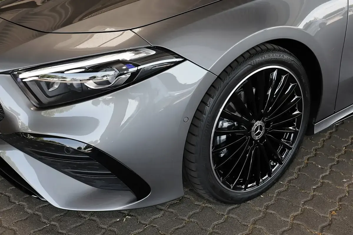 Gebraucht Mercedes A200 AMG 163 PS (119 kW) 2026 Mountain grau metallic Limousine