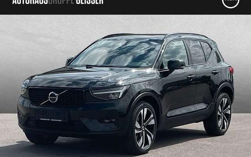 Onyx schwarz Gebraucht 2023 Volvo XC40 Plus SUV | 32.750 € (Fairer Preis) - Bild 1/4