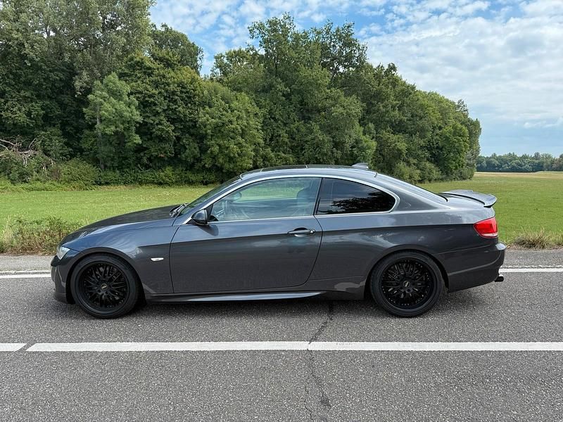 Grau Gebraucht 2009 BMW 330 Coupé | 15.000 € (Etwas zu teuer) - Bild 1/4