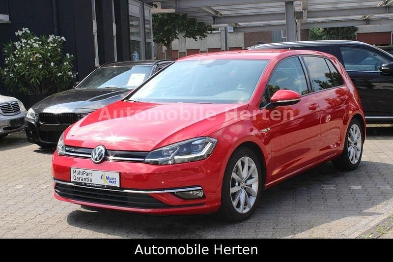 Rot Gebraucht 2019 VW Golf VII Highline Limousine | 12.490 € (Fairer Preis) - Bild 1/4