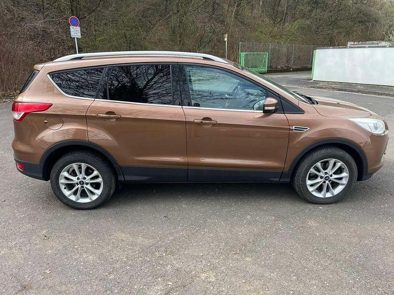 Usado Ford Kuga Trend 140 HP (102 kW) 2013 Castanho SUV