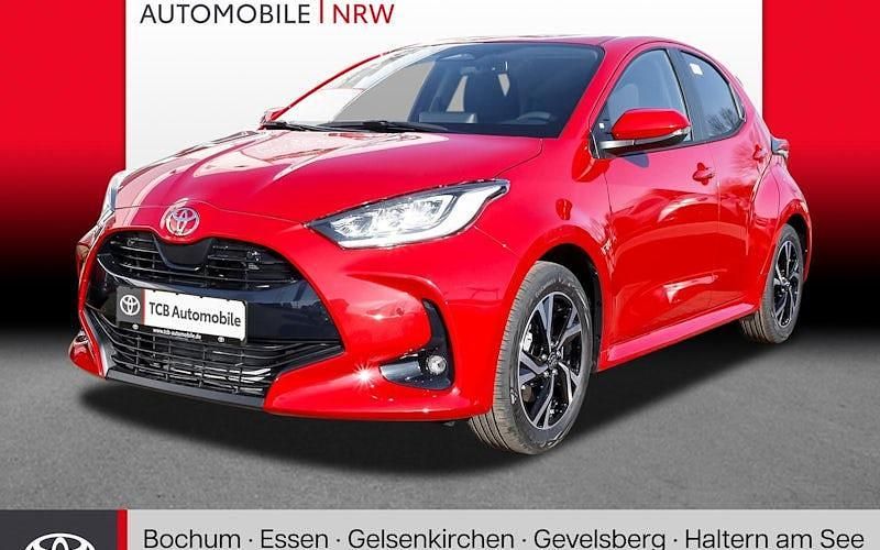 Rot Neu 2025 Toyota Yaris Hybrid Comfort Limousine | 27.689 € (Etwas zu teuer) - Bild 1/4