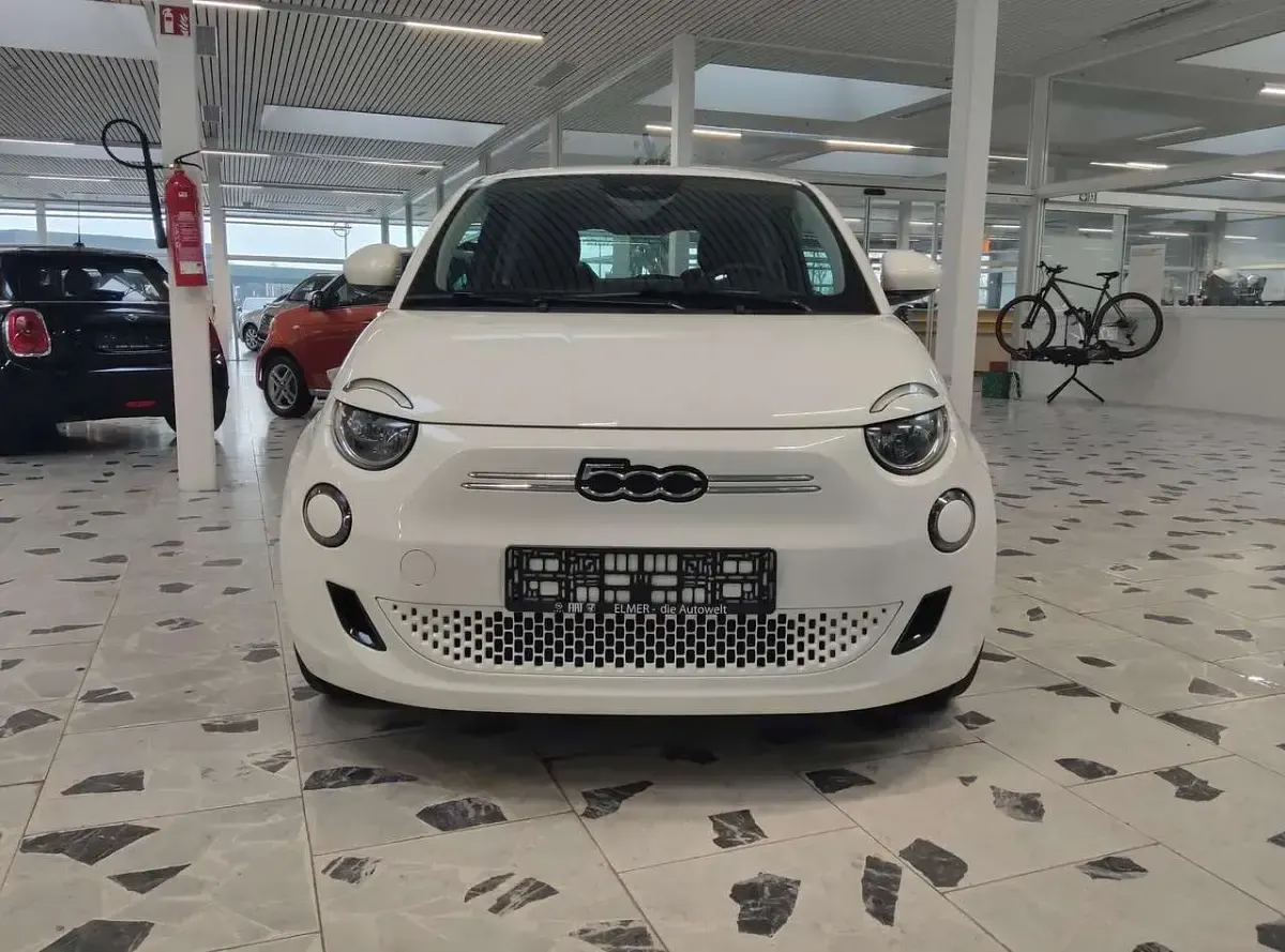 Gebraucht Fiat 500e 86 kW (118 PS) 2023 Colore esterno (arktis weiß) Kleinwagen