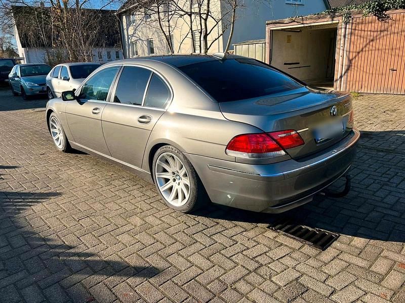Gebraucht BMW 750 367 PS (269 kW) 2006 Grau Limousine