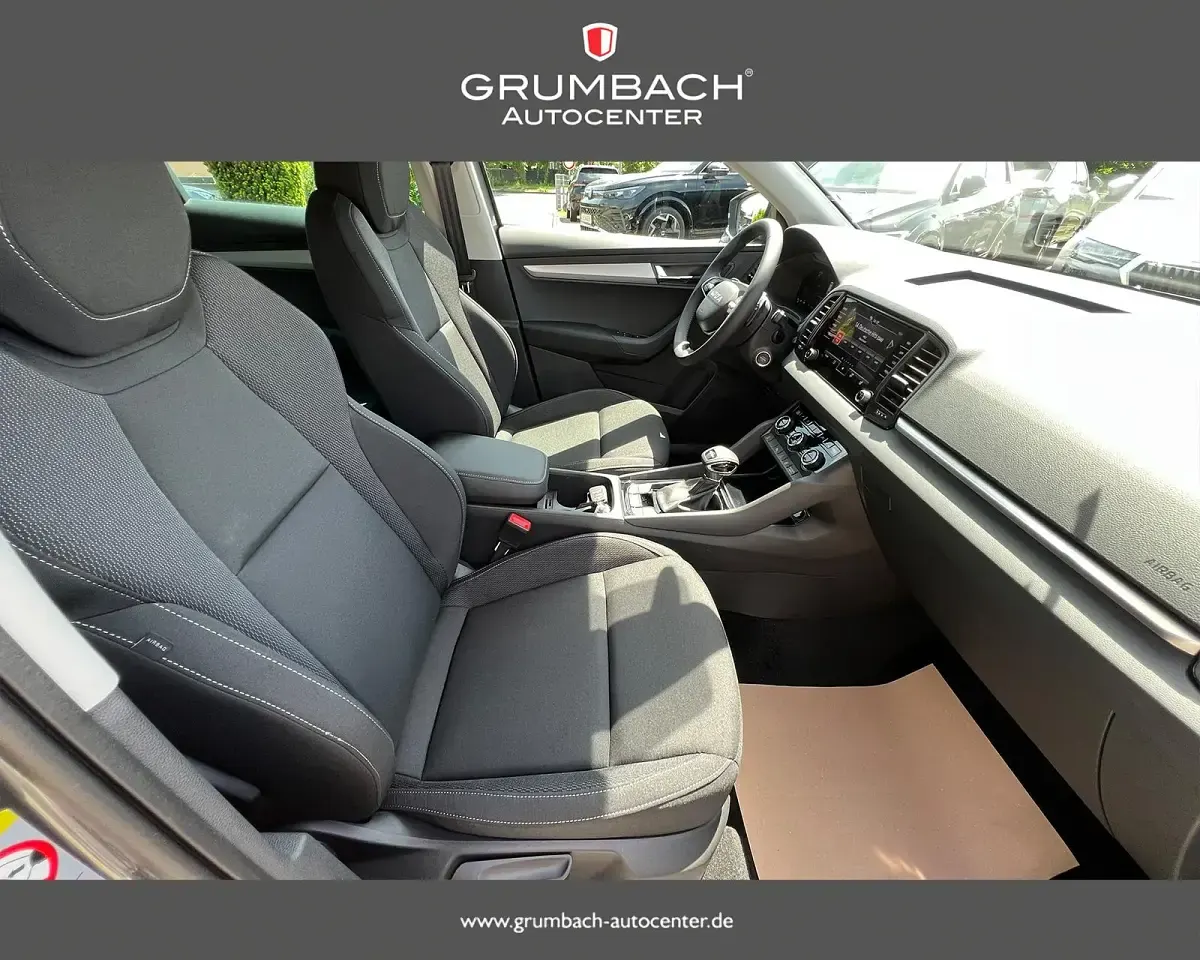 Neu Skoda Karoq Selection 150 PS (110 kW) 2026 8x8x race blue metallic SUV