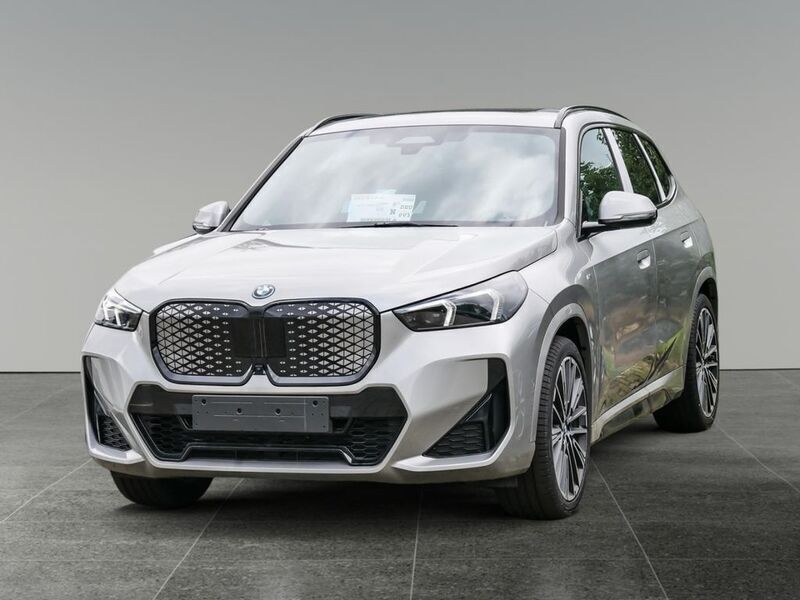 Silber (spacesilber (silber)) Neu 2024 BMW iX1 Comfort Edition SUV | 62.790 € (Fairer Preis) - Bild 1/4