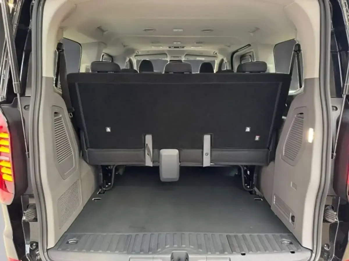 Neu VW Caravelle Basis 150 PS (110 kW) 2025 Midnight black Van