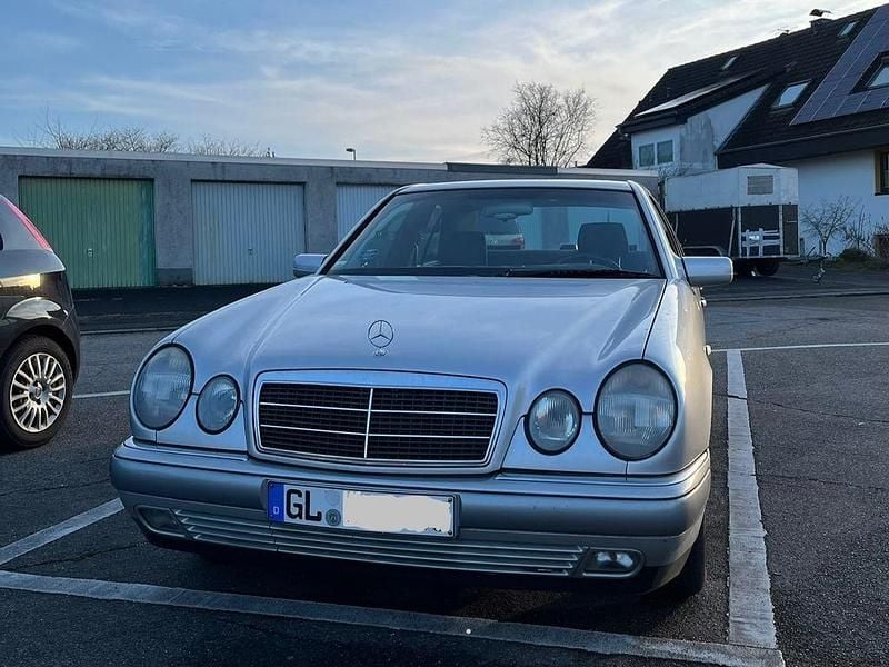 Silber Gebraucht 1996 Mercedes E230 Limousine | 1.450 € - Bild 1/4